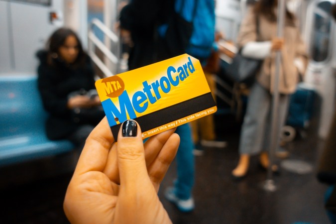 La MetroCard, que será reemplazada por el sistema OMNY, existe desde 1994.