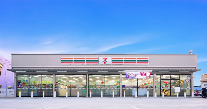 Una tienda 7-Eleven típica es pequeña, ofrece un stock limitado de alimentos, bebidas y otros productos de alta rotación, y permanece abierta durante un amplio horario.