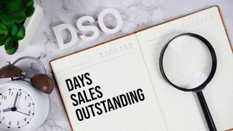 Los días de ventas pendientes (DSO) miden el promedio de días que una empresa tarda en cobrar una venta.