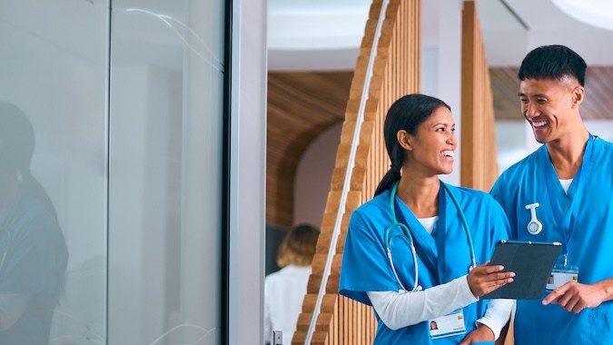 Las autoridades federales proyectan una escasez de 78,610 enfermeras registradas a tiempo completo en 2025 y una escasez de 63,720 enfermeras registradas a tiempo completo en 2030.