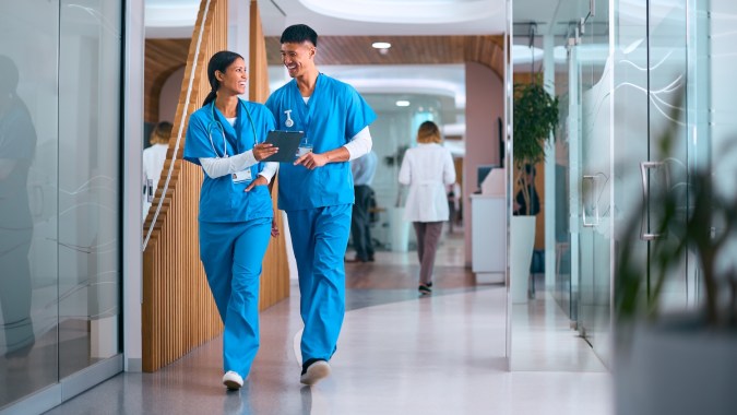 Las autoridades federales proyectan una escasez de 78,610 enfermeras registradas a tiempo completo en 2025 y una escasez de 63,720 enfermeras registradas a tiempo completo en 2030.