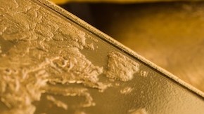 Los metales preciosos se han utilizado como moneda de cambio durante siglos, incluso antes de las primeras formas de papel moneda.