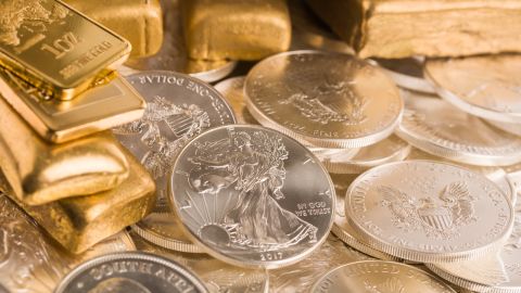 Los metales preciosos se han utilizado como moneda de cambio durante siglos, incluso antes de las primeras formas de papel moneda.