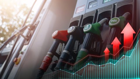 El cierre de refinerías y las nuevas regulaciones de California podrían generar un aumento desmedido en el precio de la gasolina.