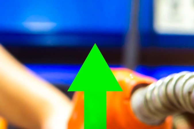 Los precios de la gasolina son los más bajos en cuatro años, pero ajustados a la inflación, son los más bajos que hemos visto desde 2003.