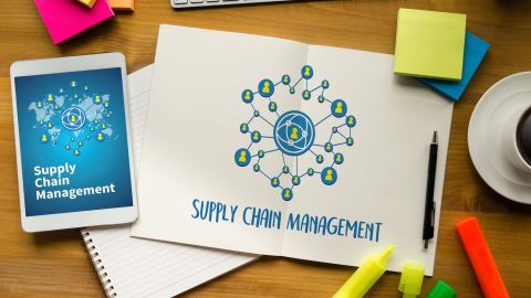 La gestión de la cadena de suministro (SCM) es la supervisión y optimización de la producción y distribución de los productos y servicios de una empresa.