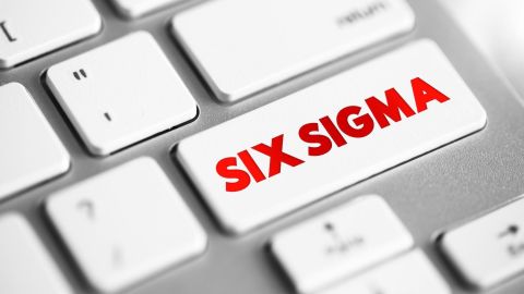 Lean Six Sigma es una estrategia empresarial que tiene como objetivo crear eficiencias identificando las causas del desperdicio y la redundancia y desarrollando soluciones para abordarlas.
