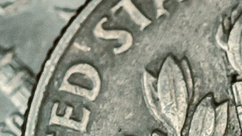 La denominación de diez centavos, llamada dime, no se emitió hasta 1796, por lo que estuvo dos o tres años por detrás de la mayoría de las demás denominaciones.