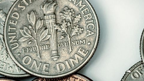 La denominación de diez centavos, llamada dime, no se emitió hasta 1796, por lo que estuvo dos o tres años por detrás de la mayoría de las demás denominaciones.