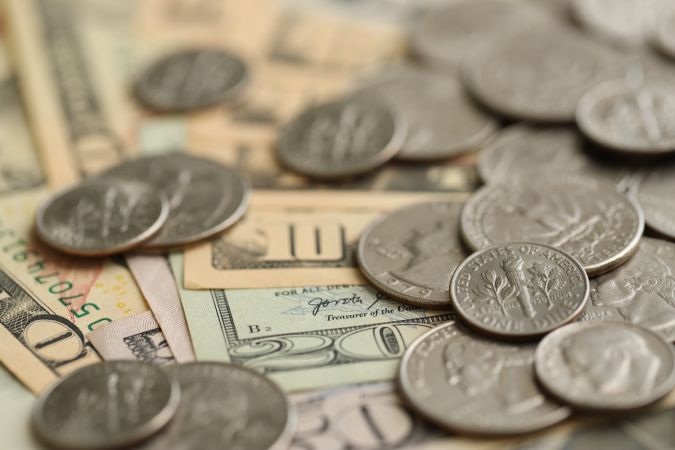 El valor de una moneda de 10 centavos depende de factores como su rareza, estado físico, importancia histórica y la demanda que haya en el mercado.