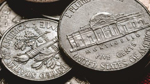 Aunque el nombre "nickel" sugiere una moneda hecha completamente de níquel, la moneda de 5 centavos moderna es en realidad una mezcla de cobre y níquel.