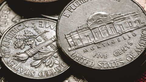 Aunque el nombre "nickel" sugiere una moneda hecha completamente de níquel, la moneda de 5 centavos moderna es en realidad una mezcla de cobre y níquel.