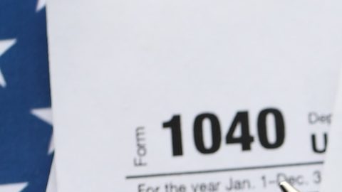 El IRS lleva meses advirtiendo sobre estafas fiscales y consejos inexactos en redes sociales que pueden causar que los contribuyentes adquieran una multa de miles de dólares.