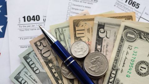 El IRS lleva meses advirtiendo sobre estafas fiscales y consejos inexactos en redes sociales que pueden causar que los contribuyentes adquieran una multa de miles de dólares.