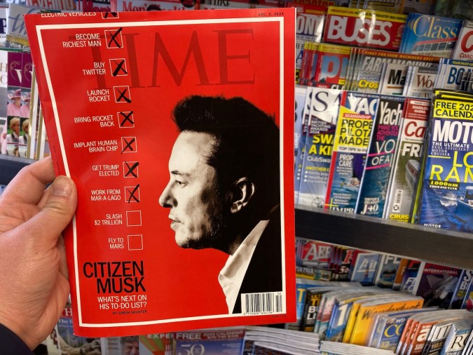 Elon Musk, CEO de Tesla, es la persona más rica del mundo, con un patrimonio neto de $398.1 mil millones de dólares.