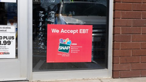 Los beneficios de la tarjeta EBT se puede utilizar para comprar alimentos en minoristas autorizados que aceptan los beneficios SNAP.