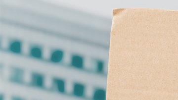 El ajuste es parte de un acuerdo alcanzado en 2023 por la gobernadora Kathy Hochul y la Legislatura estatal para indexar el salario mínimo a la inflación.