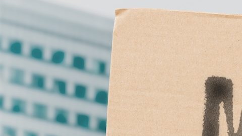 El ajuste es parte de un acuerdo alcanzado en 2023 por la gobernadora Kathy Hochul y la Legislatura estatal para indexar el salario mínimo a la inflación.