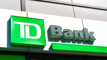 TD Bank, uno de los 10 bancos más grandes de EE. UU., atiende a más de 10 millones de clientes minoristas, pequeñas empresas y comerciales desde Maine hasta Florida.