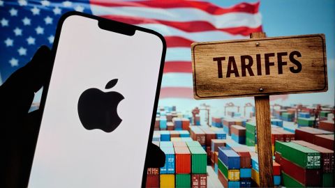 El presidente estadounidense Donald Trump reavivó las tensiones comerciales y Apple podría tener su propio arancel si no sigue las instrucciones del presidente.