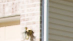 "En venta por el propietario" (FSBO) indica que una propiedad está disponible para su compra directamente del propietario en lugar de a través de un agente o corredor de bienes raíces.