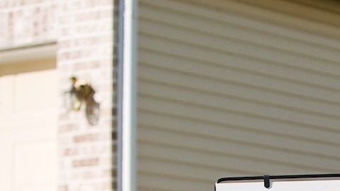 "En venta por el propietario" (FSBO) indica que una propiedad está disponible para su compra directamente del propietario en lugar de a través de un agente o corredor de bienes raíces.