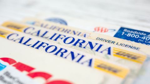 Los empleadores en California pueden exigir una licencia de conducir como condición de empleo, solo cuando conducir sea un deber esencial del trabajo.