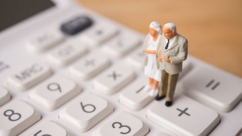 Existe un límite sobre lo que puedes ganar y aún así recibir tus beneficios completos de jubilación del Seguro Social mientras trabajas.