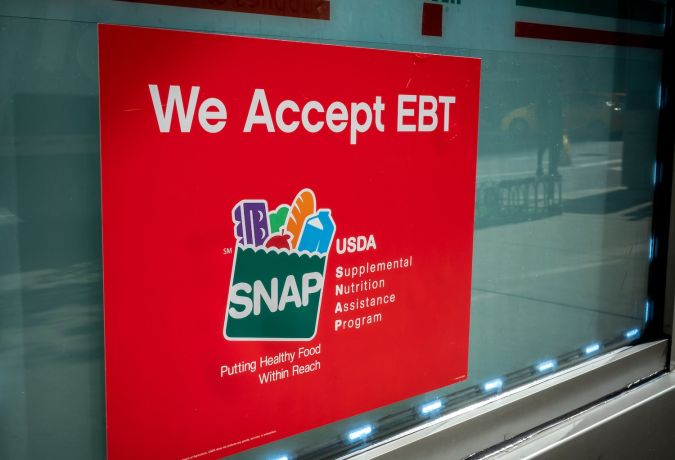 La Tarjeta Lone Star se utiliza en Texas para acceder a los beneficios alimentarios del SNAP (Programa de Asistencia Nutricional Suplementaria) y funciona de forma similar a una tarjeta de débito.