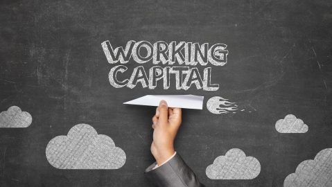 El capital de trabajo mide la liquidez y la salud financiera a corto plazo de una empresa, indicando la capacidad para financiar operaciones y responder al estrés financiero o las oportunidades.