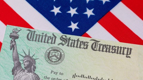 La gobernadora Hochul cree que el dinero pertenece a las familias trabajadoras de Nueva York y debería devolverse a sus bolsillos como un reembolso por inflación.