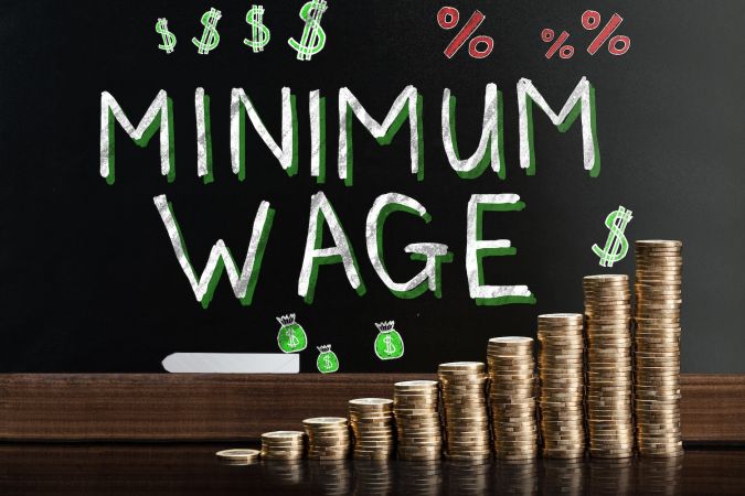 El salario mínimo en Chicago aumenta anualmente de acuerdo con los cambios en el Índice de Precios al Consumidor o en un 2.5%, lo que sea menor.