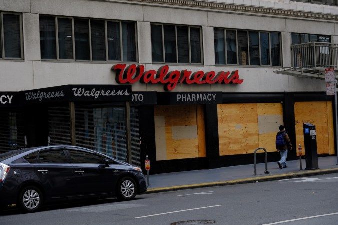 Walgreens, que opera alrededor de 8,500 tiendas en EE.UU., ha cerrado alrededor de 2,000 sucursales en la última década.