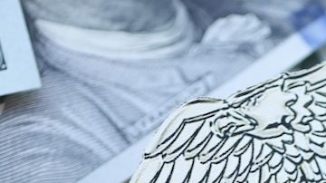 Los legisladores dicen que la agencia matriz de ICE, el Departamento de Seguridad Nacional (DHS), corre el riesgo de violar la ley estadounidense si continúa gastando al ritmo actual.