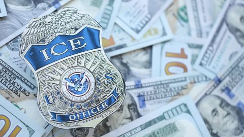 Los legisladores dicen que la agencia matriz de ICE, el Departamento de Seguridad Nacional (DHS), corre el riesgo de violar la ley estadounidense si continúa gastando al ritmo actual.
