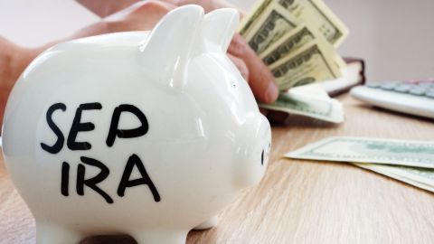 La cuenta IRA SEP es un tipo de plan de jubilación individual para trabajadores autónomos y propietarios de pequeñas empresas.
