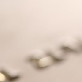 El cumplimiento de PCI se refiere a la adhesión a un conjunto de estándares de seguridad establecidos para proteger los datos del titular de la tarjeta en las transacciones con tarjetas de crédito.