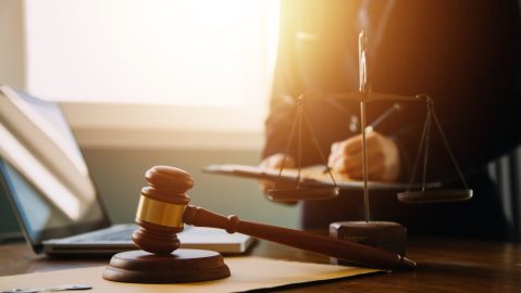 El desacato judicial es un acto de falta de respeto o desobediencia hacia un tribunal o una interferencia con su proceso ordenado.