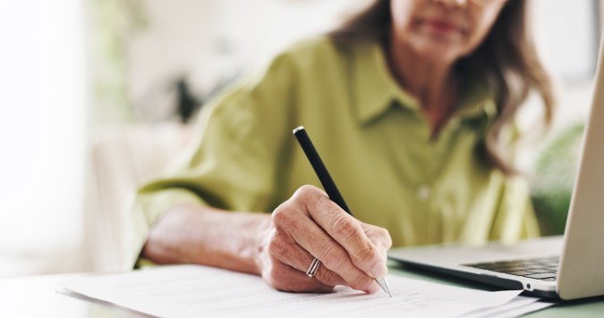 Antes de modificar tu declaración, reúne todos los nuevos documentos tributarios, como W-2 o 1099, para reflejar cualquier cambio en los ingresos o las deducciones.