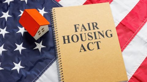 La Ley de Vivienda Justa es una ley federal que prohíbe la discriminación en actividades relacionadas con la vivienda por motivos de raza, color, religión, sexo, origen nacional, estado familiar o discapacidad.