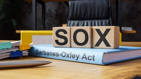 La Ley SOX de 2002 impuso reformas estrictas a las regulaciones de valores existentes e impuso nuevas y severas sanciones a quienes infringieran la ley.