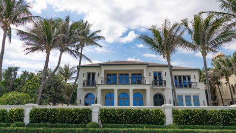 McMansion es un término despectivo para una casa grande, generalmente en una comunidad suburbana, que se considera ostentosa y carente de integridad arquitectónica.