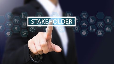 Las partes interesadas pueden incluir inversores, empleados, clientes, proveedores, comunidades, gobiernos y asociaciones comerciales.