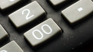 La pensión alimenticia se refiere a los pagos ordenados por el tribunal otorgados a un cónyuge o ex cónyuge dentro de un acuerdo de separación o divorcio.
