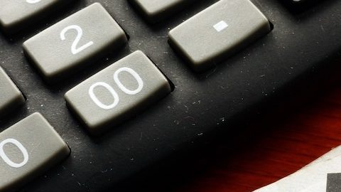 La pensión alimenticia se refiere a los pagos ordenados por el tribunal otorgados a un cónyuge o ex cónyuge dentro de un acuerdo de separación o divorcio.