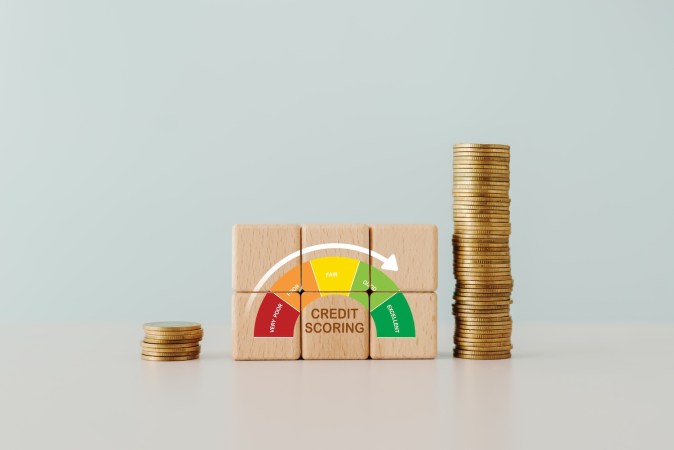 Las tres principales agencias de crédito (Equifax, Experian y TransUnion) calculan los puntajes crediticios basándose en la información que los acreedores les informan sobre los consumidores.