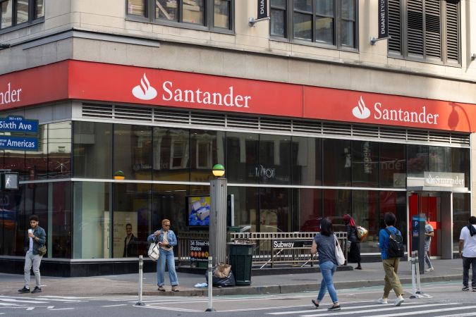 Establecido en Estados Unidos hace más de 30 años Santander se posiciona hoy como uno de los 25 bancos más grandes de EE.UU.
