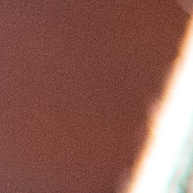 Sobre muestra a una persona sacando un cheque de estímulo, que es un alivio económico