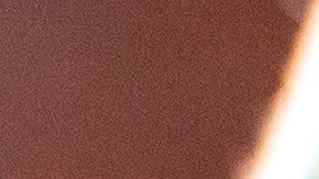 Sobre muestra a una persona sacando un cheque de estímulo, que es un alivio económico