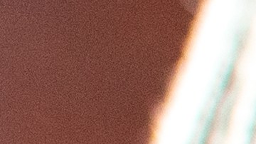 Sobre muestra a una persona sacando un cheque de estímulo, que es un alivio económico